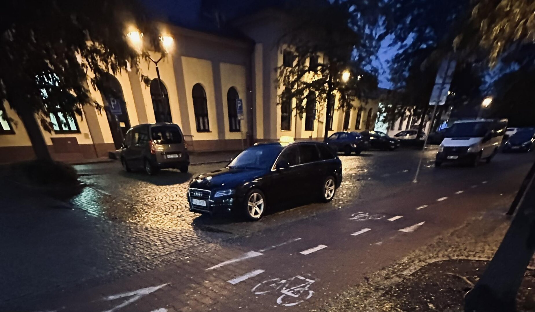 Scorpion Taxi - černé Audi taxi v noci